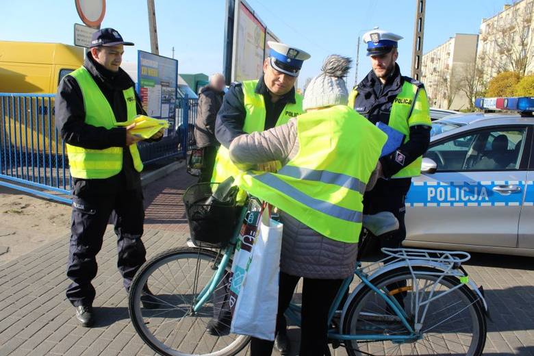 Policjanci z drogówki wraz z burmistrzem Łowicza rozdawali kamizelki odblaskowe [ZDJĘCIA]