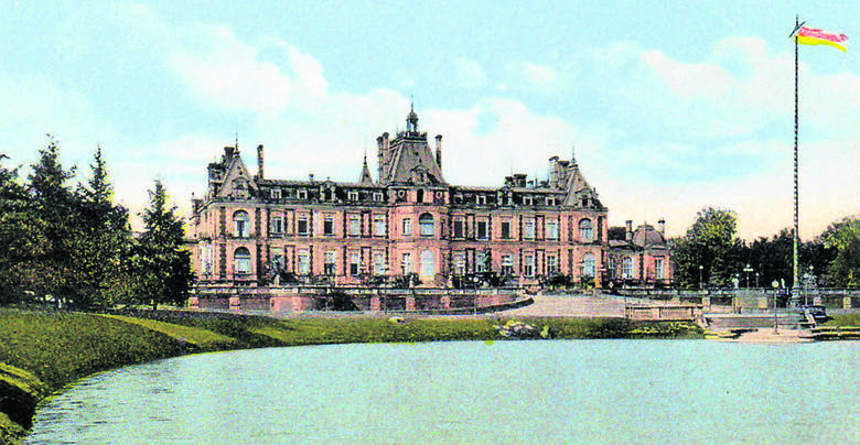 Pałac w Świerklańcu, siedziba księcia Guido Henckel von Donnersmarcka, na początku XX wieku. W 1945 roku został zniszczony, a potem rozebrany. <br /> 