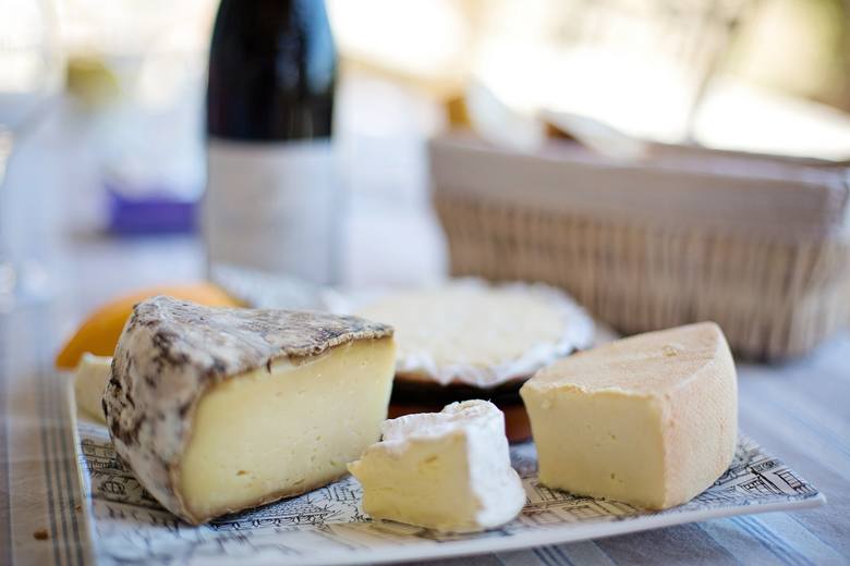 W kuchni francuskiej nie może zabraknąć serów i wina. W bazującej na niej diecie Montignaca ser jest zalecanym elementem menu, a wina można wypić nawet