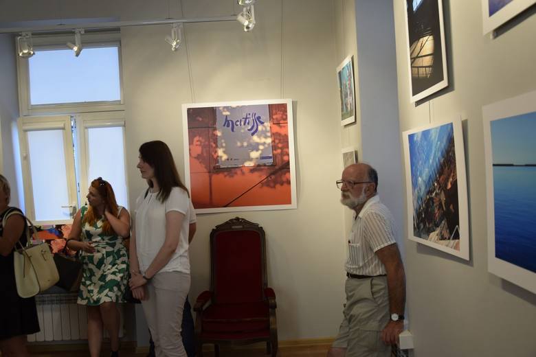 Wernisaż wystawy Michała Gałęzowskiego zatytułowanej Koincydencje odbył się w czwartek, 2 sierpnia. Na ekspozycję złożyły się niezwykle fotografie, powstałe przez pierwsze sześć miesięcy tego roku podczas podróży autora po różnych zakątkach Europy. To wystawa, którą koniecznie należy obejrzeć.