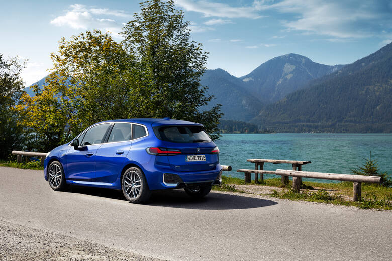 BMW Serii 2 Active Tourer Na początku sprzedaży w lutym 2022 r. dostępne będą cztery warianty z napędem przednim i silnikami o mocy od 136 Km do 218
