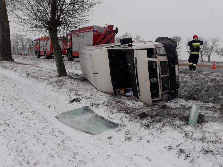 Wypadek w Strzybodze pod Skierniewicami. Autobus wpadł do rowu. 