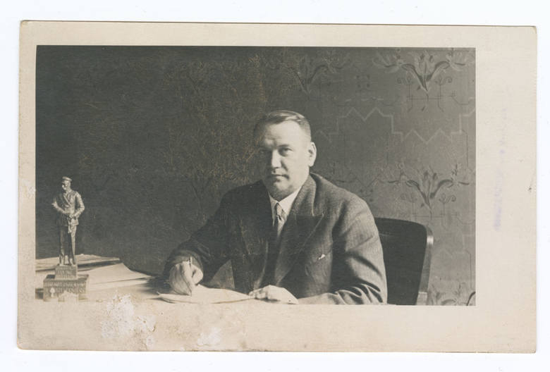  Prezydent Seweryn Nowakowski w swoim gabinecie w magistracie, Białystok, lata 30 XX w.