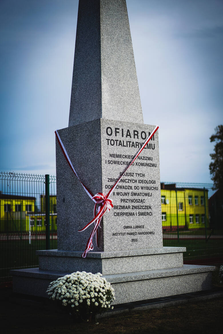 Pomnik „Ofiarom Totalitaryzmów” posadowiony w miejscu dawnego obiektu propagandowego, Łubnice, 10 listopada 2023 r. Fot. Biuro Upamiętniania Walk i Męczeństwa