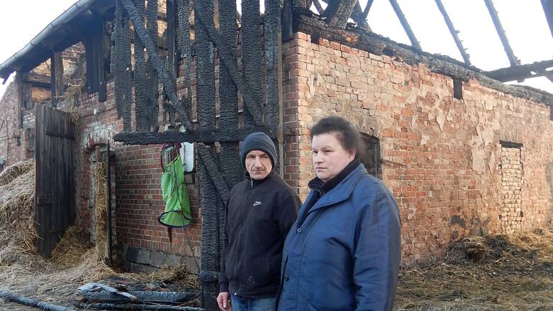Honorata Puławska i Marek Stańczyk dwa dni po pożarze. Dach już rozebrano, nad stodołą zrobiono prowizoryczny, dla zwierząt.