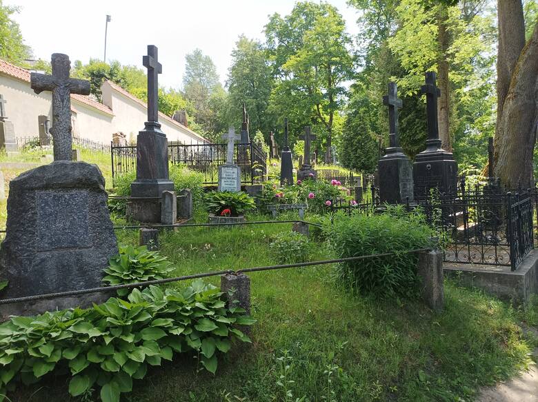 Groby na Cmentarzu Bernardyńskim