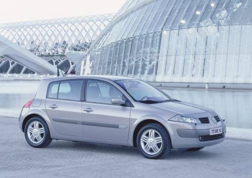 Fot. Renault: Renault Megane II wyróżnia się oryginalnym kształtem nadwozia, a nabywca otrzymuje wiele elektronicznych gadżetów w rodzaju karty zastępującej
