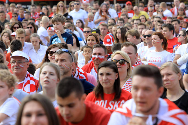 Strefa Kibica w Toruniu. Toruńską strefę kibica wypełniły tłumy mieszkańców. Nie zabrakło atrybutów każdego sympatyka futbolu, m.in. szalików czy koszulek. <br /> 