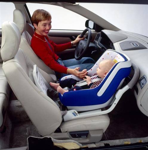 Fot. Volvo: Dla zmniejszenia skutków zderzeń zaleca się przewożenie małych dzieci w fotelikach kategorii O lub O+ tyłem do kierunku jazdy. Czołową poduszkę