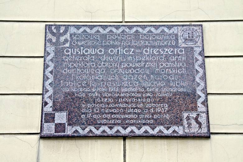 Tablica na ratuszu widoczna od strony ulicy Lubartowskiej