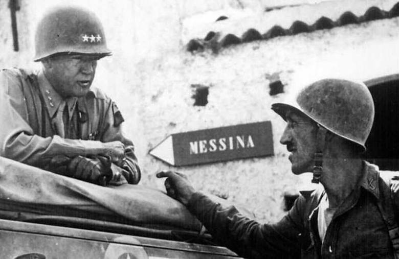 Generał George Patton (z lewej) podczas rozmowy z ppłk. Lyle’em Bernardem. Sycylia, lipiec 1943 r.<br /> <br /> 