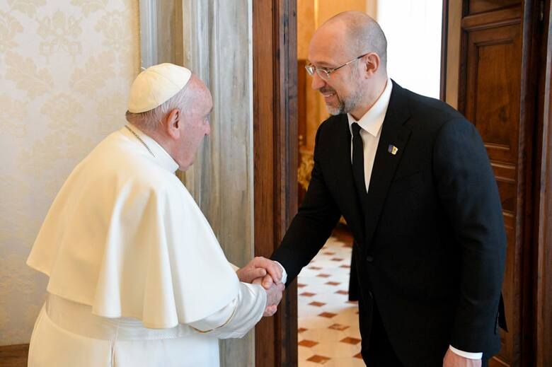 Premier Ukrainy wręczył papieżowi album. Opisuje on rosyjskie zbrodnie na Ukrainie