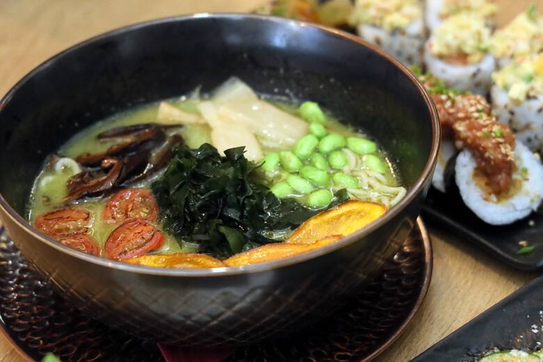 Danie główne restauracji Kago Sushi - Yasai RamenWege Ramen z bulionem na bazie ryżu i herbaty matcha z warzywnymi dodatkami: fasolka edamame, pieczony