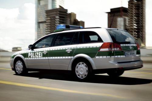 Fot. Opel: Policja niemiecka jest przyjazna dla turystów ale nieprzejednana w kontaktach z kierowcami łamiącymi prawo.