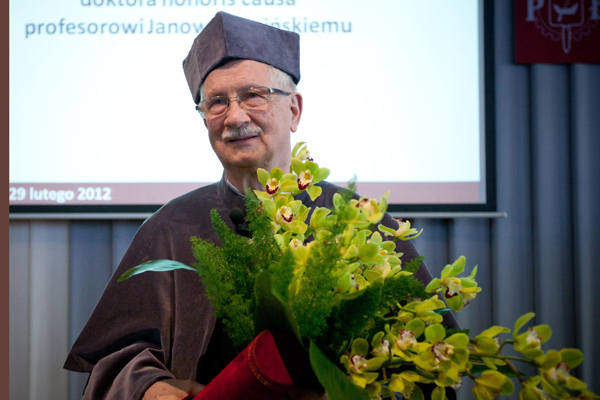 Prof. Jan Krysiński, który przez 12 lat był rektorem PŁ, otrzymał wczoraj najwyższą godność akademicką.    
