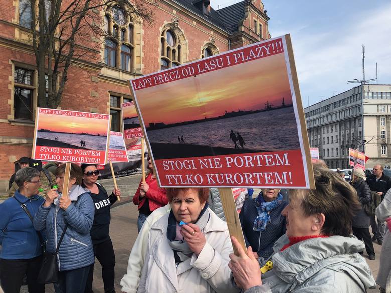 Protest przed budynkiem Rady Miasta Gdańska ws. likwidacji części plaży na gdańskich Stogach w dn. 23.04.2018