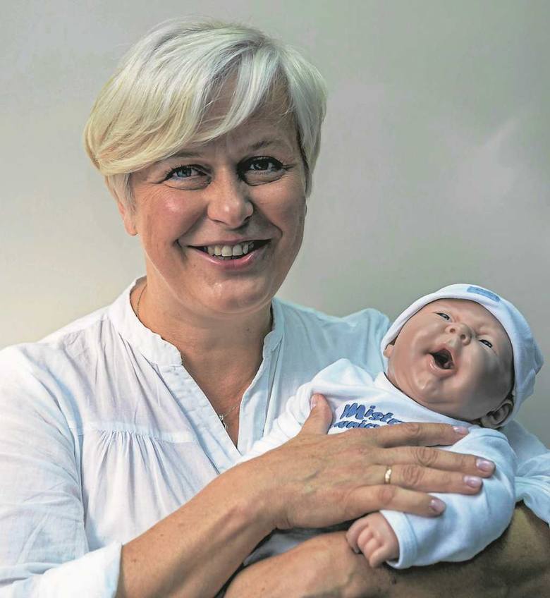 Lucyna Mirzyńska uczy m.in.  jak postępować z niemowlakiem
