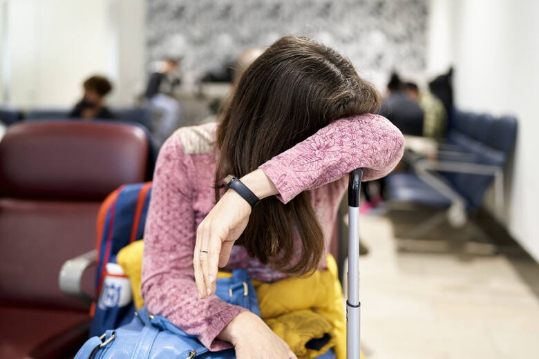 Zmęczona kobieta na lotnisku