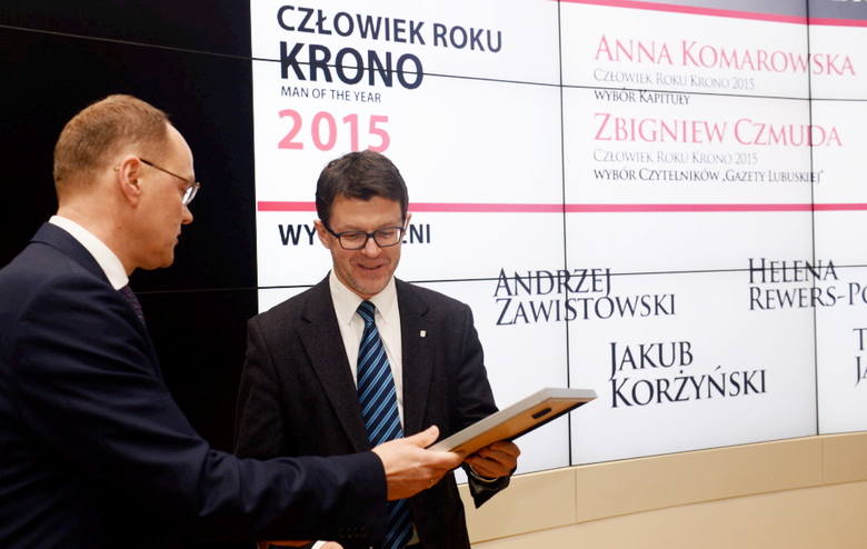 Prezes Kronopolu Maciej Karnicki wręcza wyróżnienie Tomaszowi Jarmolińskiemu. 