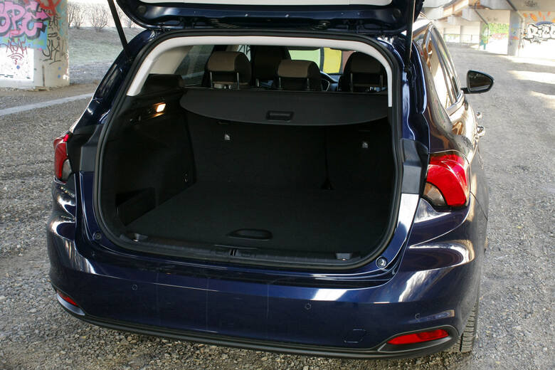 Fiat Tipo Station Wagon Tipo w wersji hatchback ma długość 436,8 cm, w wersji Station Wagon 457,1 cm. Są też różnice w wysokości, wynosi ona odpowiednio