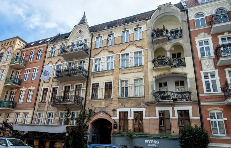 Budynek powstał w 1898 roku, a samo wnętrze zostało wykończone około roku 1901. Jest to projekt poznańskiego propagatora secesji Oskara Hoffmana. 