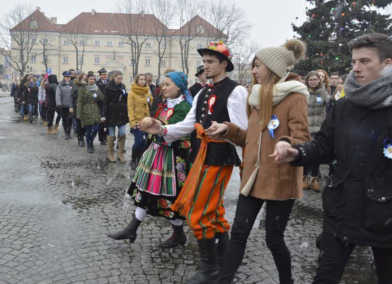 Maturzyści tańczyli poloneza na Starym Rynku w Łowiczu (Zdjęcia)