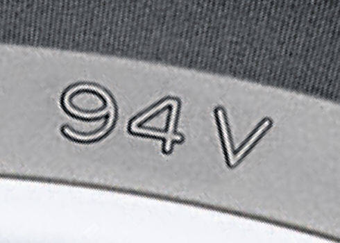 94 – oznacza nośność opony (w tym przypadku 670 kg); litera „V” oznacza maksymalną prędkość jazdy (w tym przypadku 240 km/h)