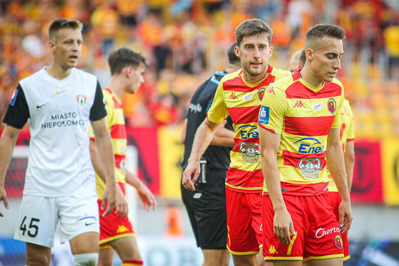 Kapitan Jagi liczy, że coraz więcej do gry zespołu będą wnosić Dominik Marczuk (z prawej) inni młodzi piłkarze Żółto-Czerwonych