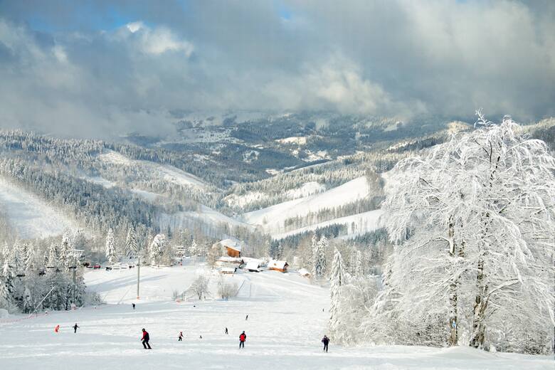 Słowacka wieś Oszczadnica w okresie zimowym jest pełna amatorów narciarstwa.
