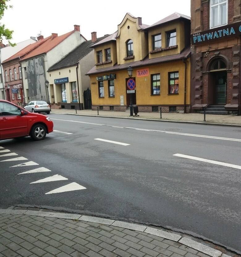 W tym miejscu na placu Kościuszki skręcając w lewo trzeba pokonać dwa pasy ruchu, co przy dużym ruchu może stanowić trudność. Do tego blisko jest przejście