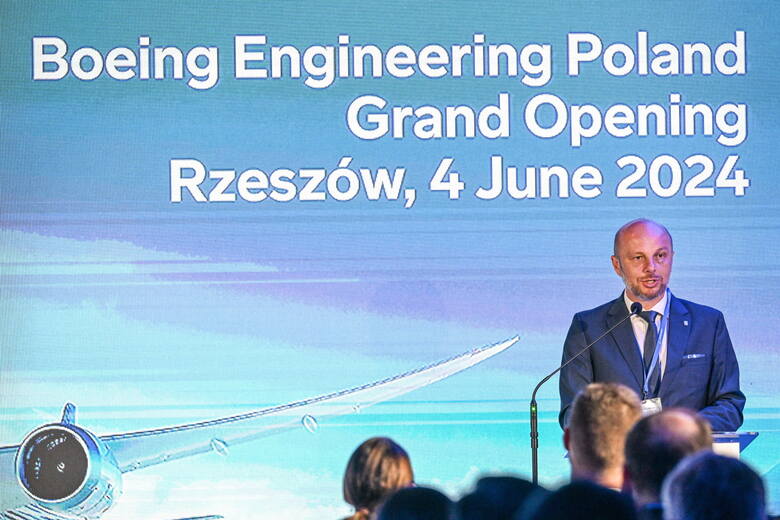 Prezydent Rzeszowa Konrad Fijołek przemawia podczas otwarcia centrum inżynieryjnego Boeing Engineering Poland w Rzeszowie, 4 bm.