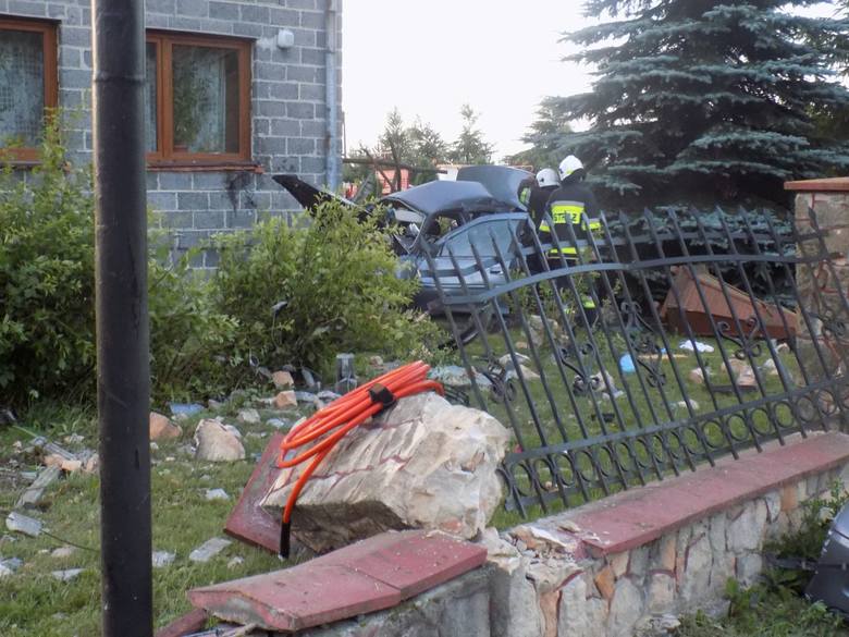 Po przebiciu się przez murowane ogrodzenie z kutymi elementami, opel uderzył w ścianę domu w Tarnawie.