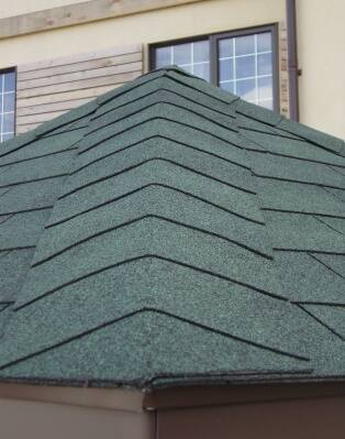 Gonty bitumiczne to lekkie, trwałe i łatwe do ułożenia pokrycie dachu. 