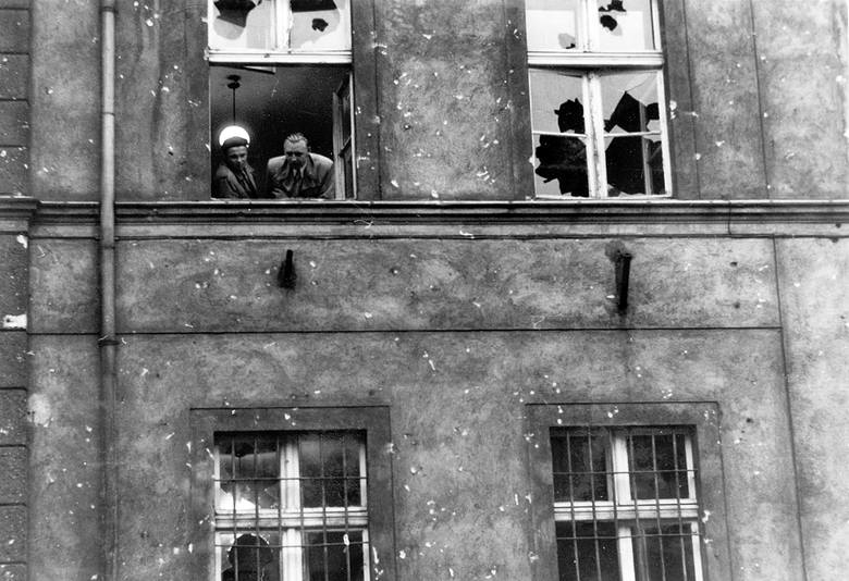 Wydarzenia Zielonogórskie - 30 maja 1960 roku pięć tysięcy zielonogórzan wyległo na ulice by bronić Domu Katolickiego. Przez kilkadziesiąt lat byli chuliganami, teraz bohaterami antykomunistycznego wystąpienia.