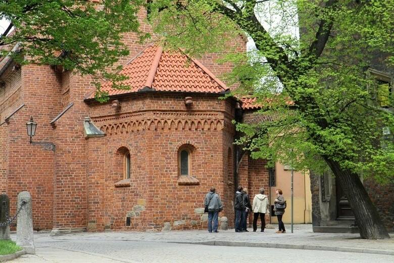 To najstarszy i najmniejszy kościół we Wrocławiu, który znajduje się na Ostrowie Tumskim. Do dziś odbywają się w nim nabożeństwa >>&am
