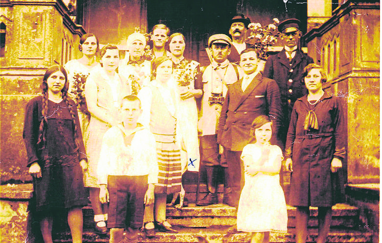 Rok 1937. - Grupa pracowników, bliskich hrabiostwu - tak opisuje tę fotografię Marian Kujawka. Na zdjęciu jest m.in. jego mama Bronisława (zaznaczona „X”) oraz kucharz i leśniczy Józef Prywer