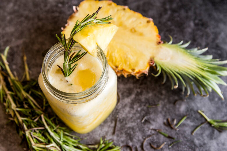 Sok ananasowy jest bardzo zdrowy, jednak niektóre osoby nie mogą go pić. Ze względu na skoncentrowaną dawkę składników odżywczych i dużą zawartość witaminy