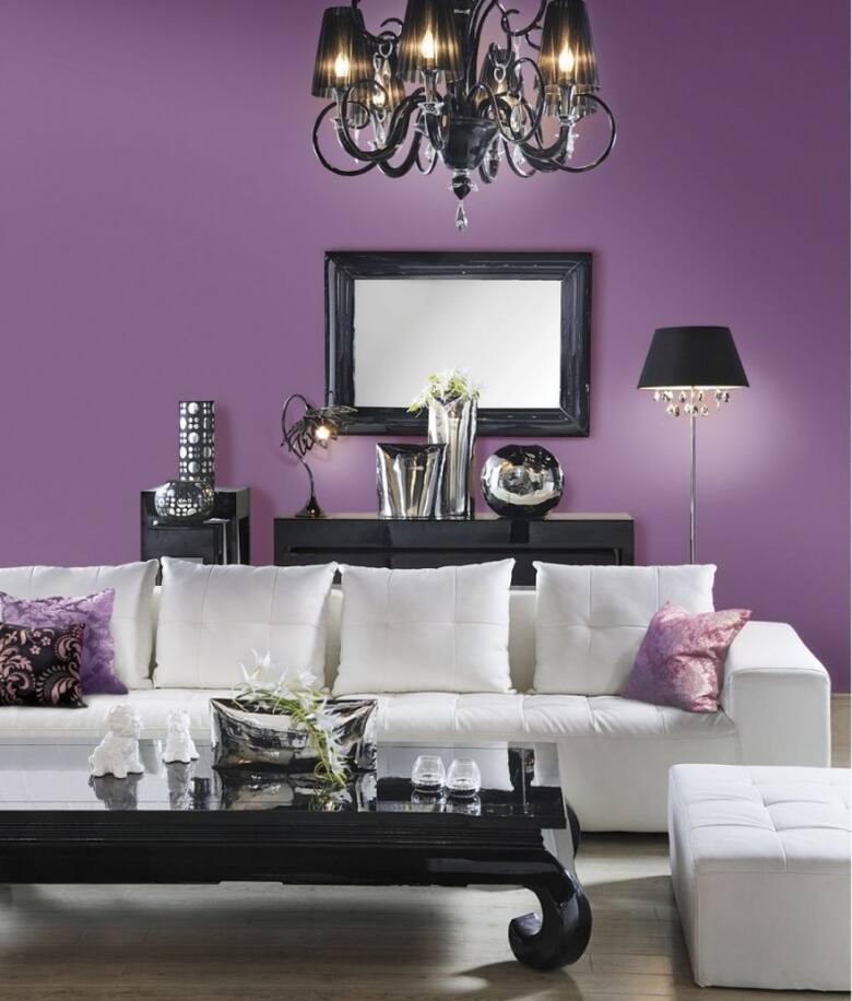 Kolor ścian w salonie - fiolet we wnętrzu.