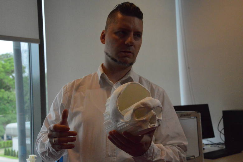 Dr Marcin Elgalal z łódzkiej pracowni implantów pokazuje przygotowany dla pacjenta produkt.