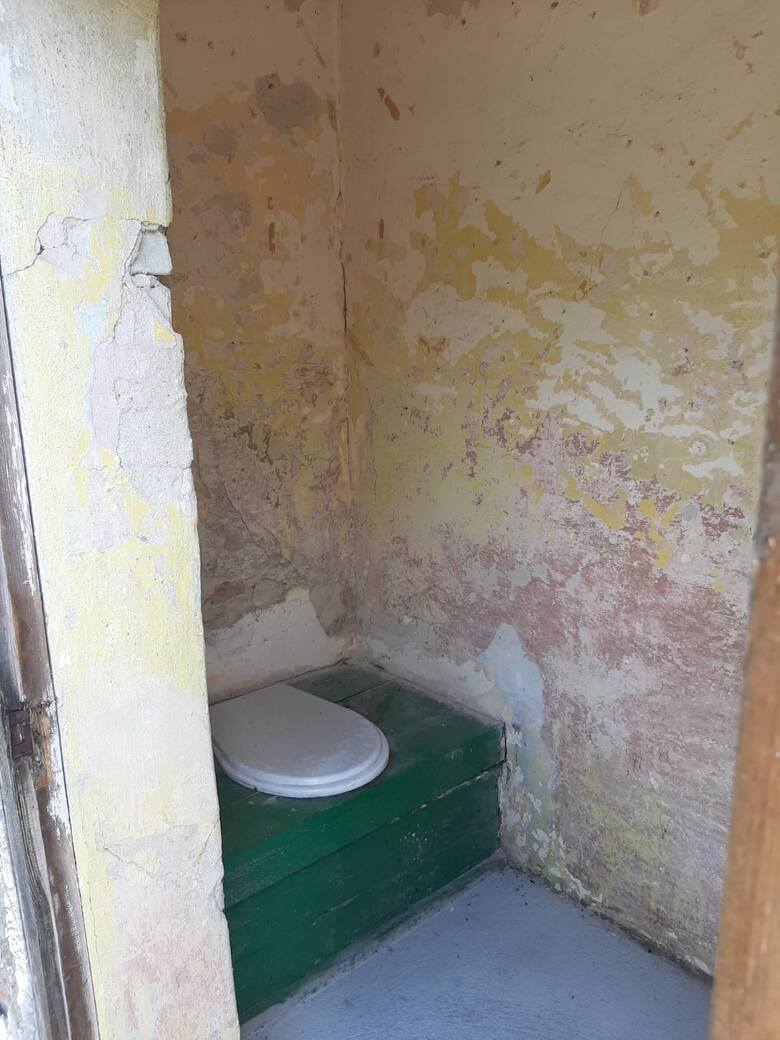 Wychodek zamiast toalety w mieszkaniu - za taki "luksus" także trzeba dopłacić 20 złotych.