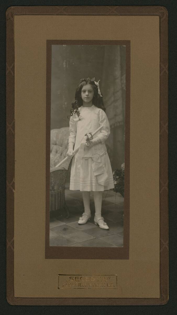 Portret dziewczynki w stroju komunijnym; atelier „Secesya” Emilii Urbańczyk w Rynku Podgórskim 8 [9], ok. 1915–1920. 