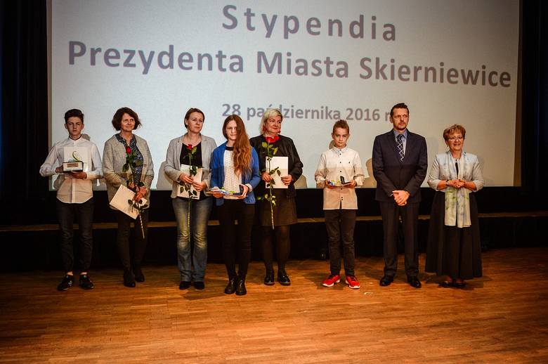 Stypendia prezydenta Skierniewic dla najlepszych uczniów [ZDJĘCIA]