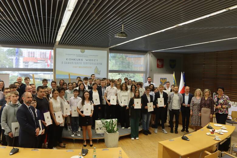 Po raz 21. Urząd Marszałkowski w Opolu zorganizował wojewódzki konkurs wiedzy o samorządzie lokalnym. Wzięło w nim udział 53 uczniów z 24 szkół.