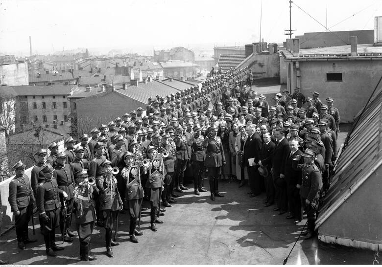 Uroczystość wręczenia red. Marianowi Dąbrowa-Dienstl honorowej odznaki 10 pułku strzelców konnych w Krakowie, 1936 r.
