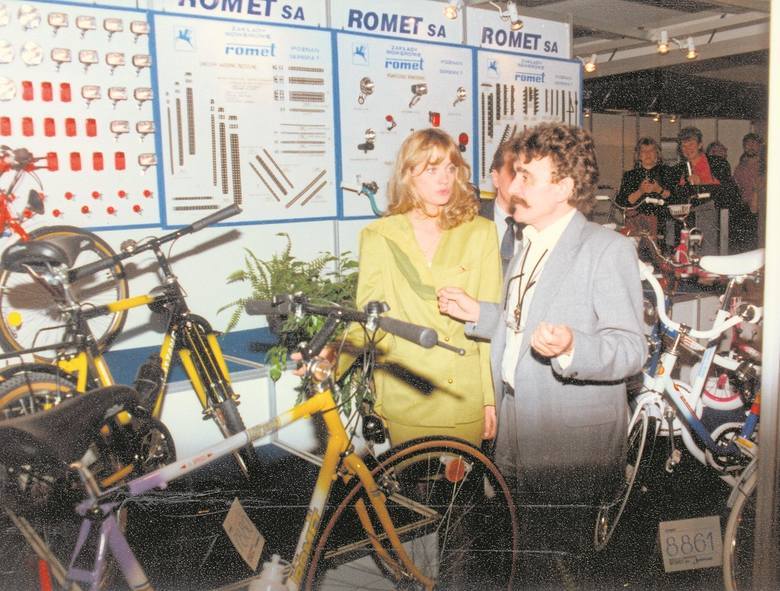 Aleksander Henig, szef działu reklamacji "Rometu" i Aneta Kręglicka, Miss World, która promowała nasze rowery w Poznaniu.<br /> 