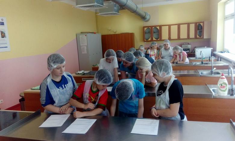 Uczniowie SP nr 4 na warsztatach kulinarnych w ZSP nr 3 w Łowiczu [ZDJĘCIA]