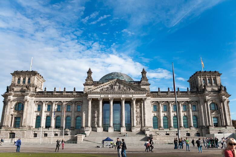 Reichstag to jedna z głównych atrakcji Berlina. Można go oglądać także z pokładu wycieczkowej łodzi.
