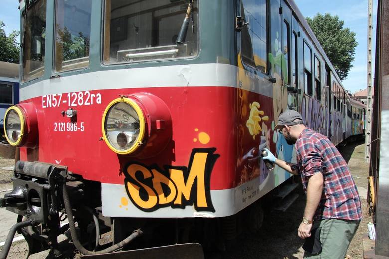 Grafficiarze pomalowali pociąg na ŚDM [ZDJĘCIA]