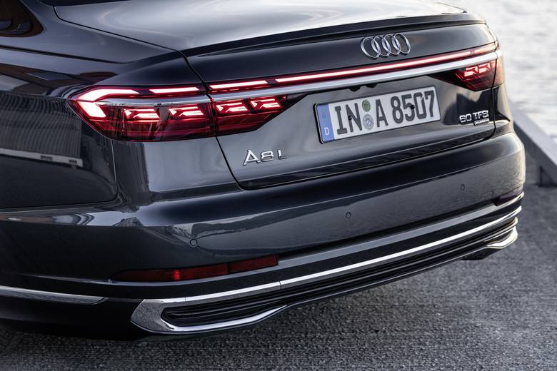 Audi A8 Wprowadzone udoskonalenia przyniosły tylko minimalne zmiany wymiarów flagowego modelu Audi w segmencie luksusowych limuzyn. Rozstaw osi A8 wynosi