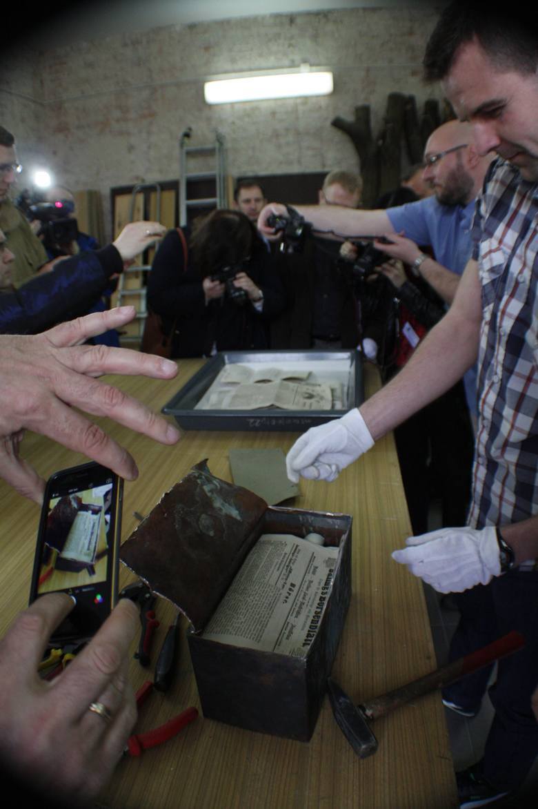 Pracownicy muzeum prezentują wszystkie skarby, które znajdowały się w ukrytej skrzyni.